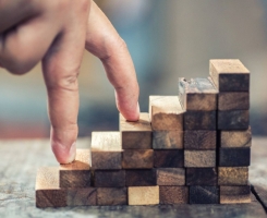 A Teoria das Necessidades de Maslow: Compreendendo a Motivação Humana no Contexto Organizacional