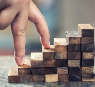 A Teoria das Necessidades de Maslow: Compreendendo a Motivação Humana no Contexto Organizacional