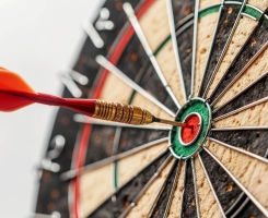 Investimento Estrutural e Competição no Mercado: Como Decisões de Capital Moldam a Paisagem Competitiva