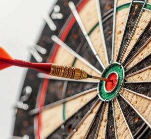 Investimento Estrutural e Competição no Mercado: Como Decisões de Capital Moldam a Paisagem Competitiva