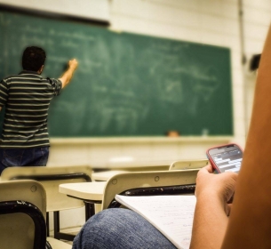 A TECNOLOGIA VEM PARA DERRUBAR MUROS E TALVEZ O PRINCIPAL DELES SEJA O DA EDUCAÇÃO.